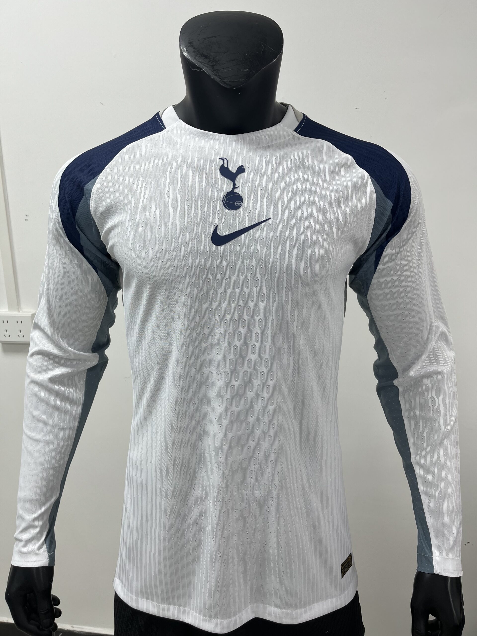 The Tottenham Hotspur 2025/26 Stadium Home Long Sleeve Shirt